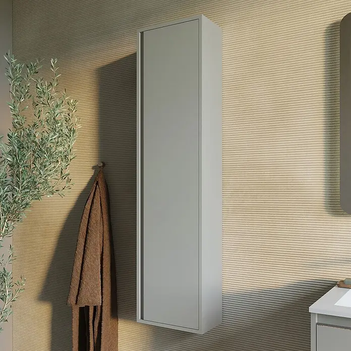Kiamami Valentina Badmöbel-Set - Beige - Hoher, hellgrauer Wandschrank bietet Stauraum in einem modernen Badezimmer.