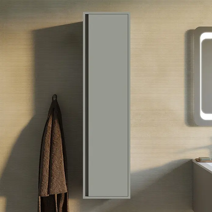 Kiamami Valentina Badmöbel-Set - Beige - Hellgrauer, wandmontierter Badezimmerschrank in modernem Ambiente.
