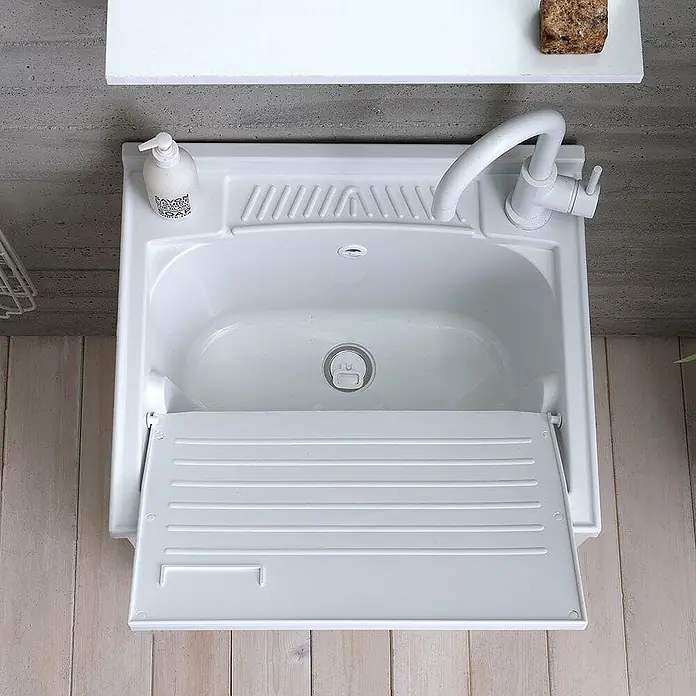 Kiamami Valentina Badmöbel-Set - Weiß - Weißes Waschbecken mit integriertem Waschbrett, Wasserhahn und Seifenspender.