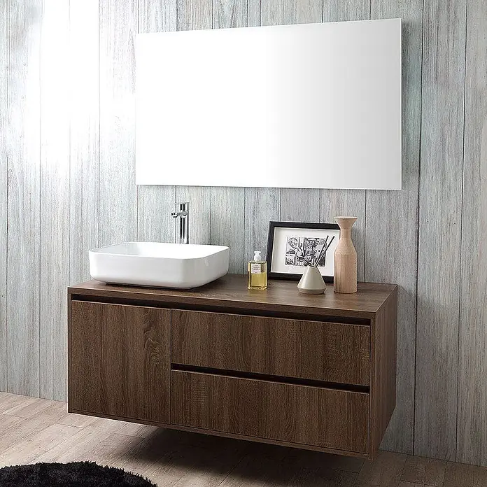 Kiamami Valentina Badmöbel-Set - Holz dunkel - Schwebender Waschtisch aus dunkelbraunem Holz mit weißem Aufsatzwaschbecken und großem Spiegel an heller Holzwand.