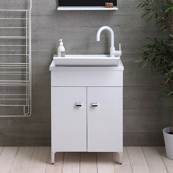 Kiamami Valentina Badmöbel-Set - Weiß - Weißer Waschtischunterschrank mit integriertem Waschbecken und Wasserhahn, zwei Türen und schlanken Beinen.