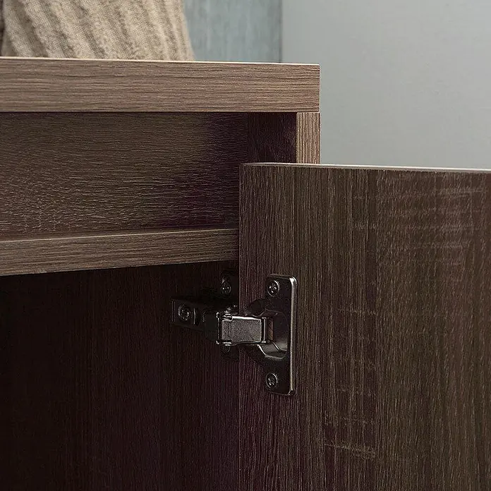 Kiamami Valentina Badmöbel-Set - Holz dunkel - Metallscharnier verbindet dunkle Holzmaserung Schranktür, leicht geöffnet.
