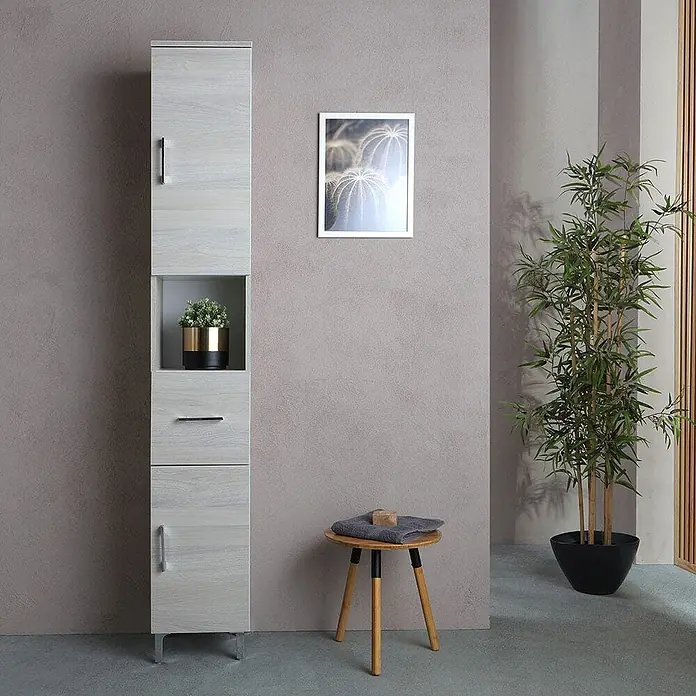 Kiamami Valentina Badmöbel-Set - Grau - Hoher Badezimmerschrank in heller Holzoptik mit offenem Fach, Schublade und zwei Türen.