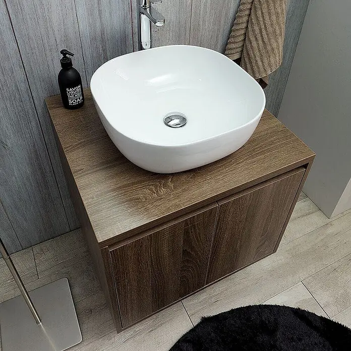 Kiamami Valentina Badmöbel-Set - Holz dunkel - Weißes quadratisches Keramik-Aufsatzwaschbecken auf einem Holz-Badezimmerunterschrank in einem modernen Bad.