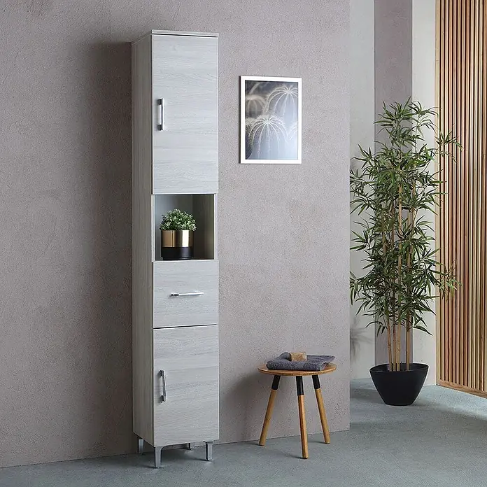Kiamami Valentina Badmöbel-Set - Grau - Hoher Schrank in heller Holzoptik mit zwei Türen, offenem Fach und Schublade für vielseitige Aufbewahrung.
