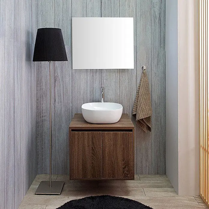 Kiamami Valentina Badmöbel-Set - Holz dunkel - Moderner Badezimmerschrank mit dunklem Holzunterschrank, weißem Aufsatzwaschbecken und rechteckigem Spiegel.