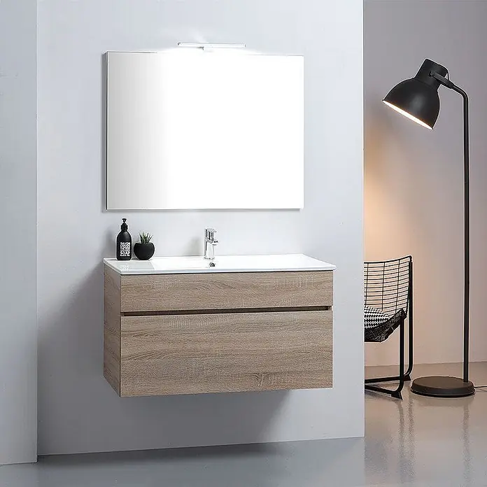 Kiamami Valentina Badmöbel-Set - Helles Holz - Moderner schwebender Bad-Waschtisch in heller Holzoptik mit weißem Waschbecken, Chromarmatur und rechteckigem Spiegel mit Leuchte.