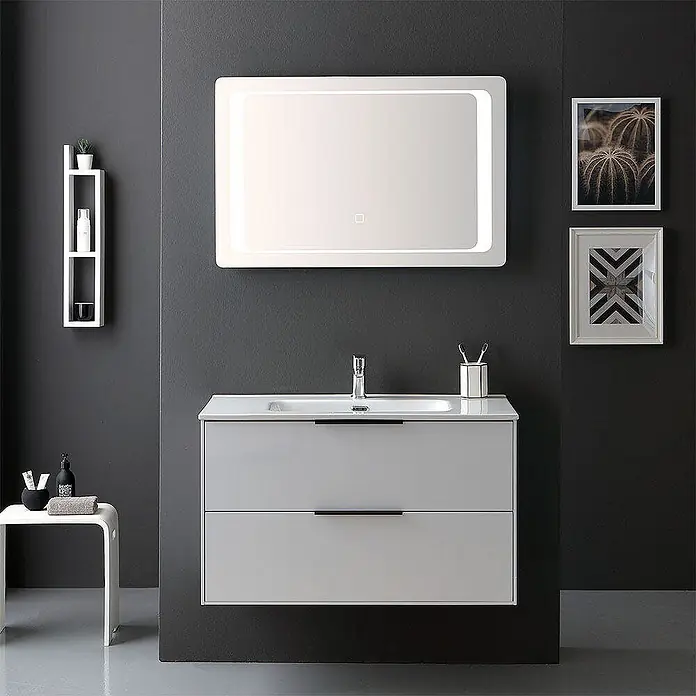 Kiamami Valentina Badmöbel-Set - Weiß - Moderne weiße wandmontierte Badmöbel mit integriertem Waschbecken und beleuchtetem Spiegel in einem Badezimmer.