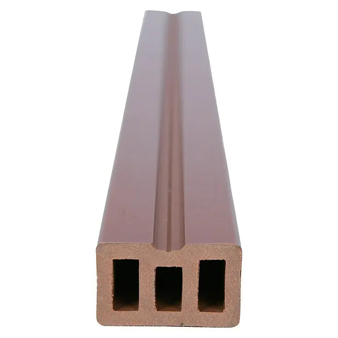Dioco Listón para tarima Composite - 220 x 5 x 3 cm - Primer plano de un perfil WPC marrón, que muestra su forma alargada con tres recortes rectangulares y una ranura en la parte superior.