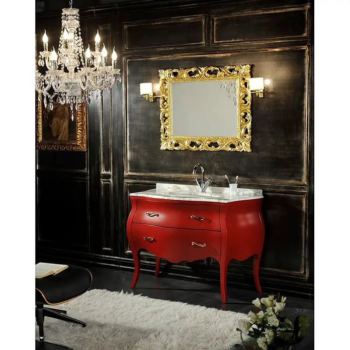 Kiamami Valentina Badmöbel-Set - Rot - Roter Waschtischunterschrank mit weißer Marmorplatte und Waschbecken, mit goldenen Griffen in einem luxuriösen Badezimmer.