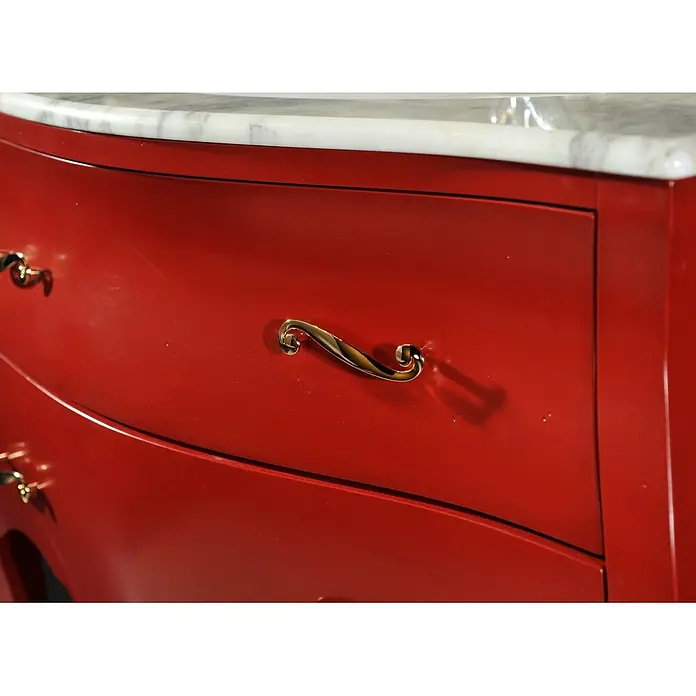 Kiamami Valentina Badmöbel-Set - Rot - Rote Kommode mit weißer Marmorplatte und eleganten goldfarbenen Griffen.