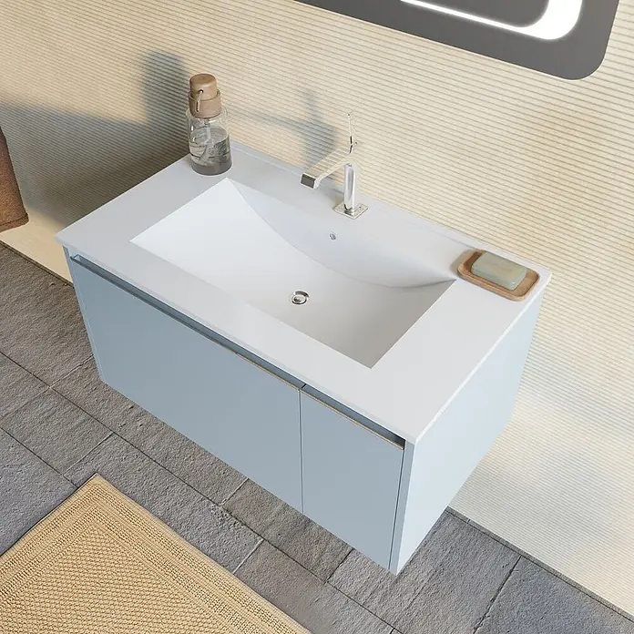 Kiamami Valentina Badmöbel-Set - Hellblau - Hellblauer wandmontierter Badezimmer-Waschtisch mit integriertem weißen Waschbecken und Wasserhahn, in modernem Bad.