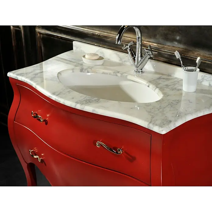 Kiamami Valentina Badmöbel-Set - Rot - Roter Waschtisch mit weißer Marmorplatte, integriertem Waschbecken, Chromarmatur und Messinggriffen, mit Seife und Zahnbürsten.