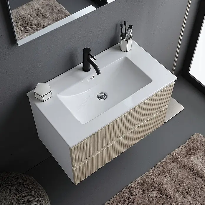 Kiamami Valentina Badmöbel-Set - Braun - Moderner Badezimmer-Waschtisch mit weißem Waschbecken, schwarzem Wasserhahn und hellen Holzlamellen-Schubladen.