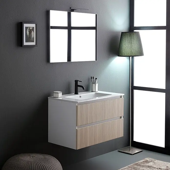 Kiamami Valentina Badmöbel-Set - Braun - Moderner Badunterschrank mit Waschbecken, schwarzem Wasserhahn und hellgrauem Schrank mit Holzlamellenfronten.