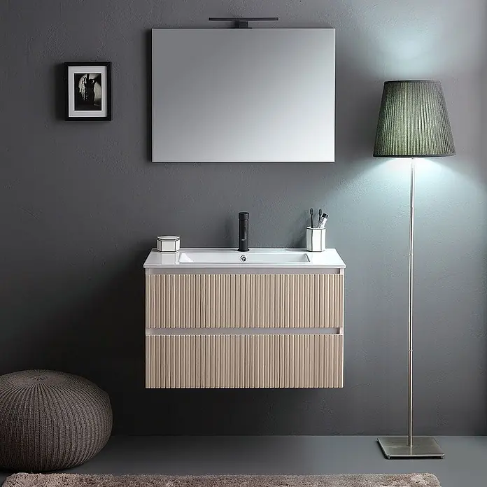 Kiamami Valentina Badmöbel-Set - Braun - Modernes wandhängendes Badmöbel mit hellen Holzlamellenfronten und weißem Keramikwaschbecken mit schwarzer Armatur.