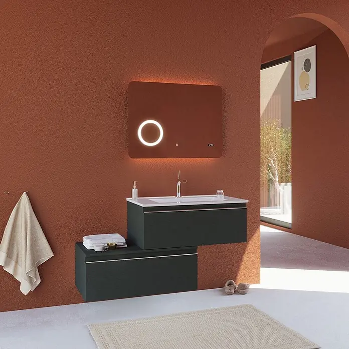 Kiamami Valentina Badmöbel-Set - Grau - Moderner dunkelgrüner Badschrank mit weißem Waschbecken und beleuchtetem Spiegel mit orangefarbenem Leuchten und weißem Kreislicht.