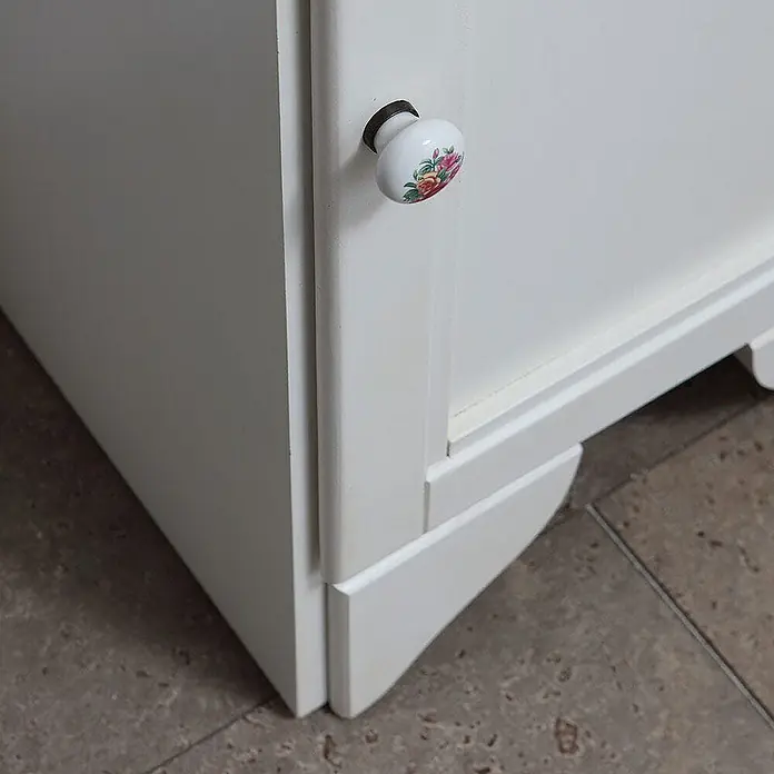 Kiamami Valentina Badmöbel-Set - Weiß - Weißer Schrank mit einem dekorativen Keramikknauf mit zartem Blumenmuster.