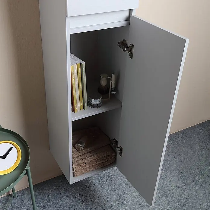 Kiamami Valentina Badmöbel-Set - Grau - Hellergrauer Wandschrank mit offener Tür, der Regale mit Büchern, Toilettenartikeln und Handtüchern zeigt.