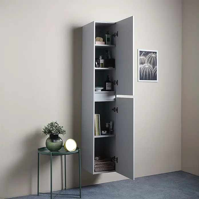 Kiamami Valentina Badmöbel-Set - Grau - Hoher, grauer Wandschrank mit offenen Türen, zeigt Badutensilien, Bücher und Handtücher. Ideal für kleine Räume.
