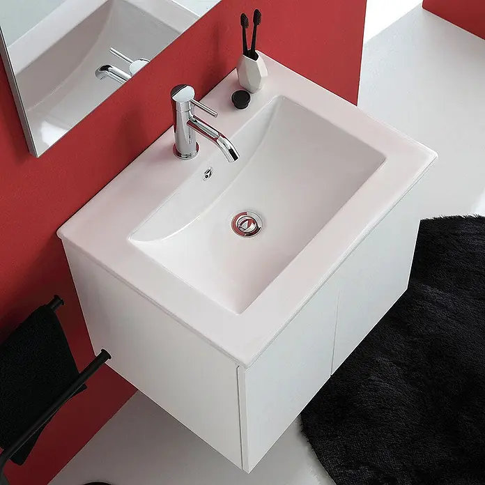 Kiamami Valentina Badmöbel-Set - Weiß - Weißes rechteckiges wandhängendes Waschbecken mit integriertem Waschtischunterschrank und Chromarmatur.