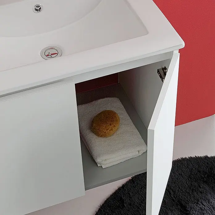 Kiamami Valentina Badmöbel-Set - Weiß - Weißer Badunterschrank mit Waschbecken und geöffnetem Schrank, zeigt Stauraum für Handtuch und Schwamm.