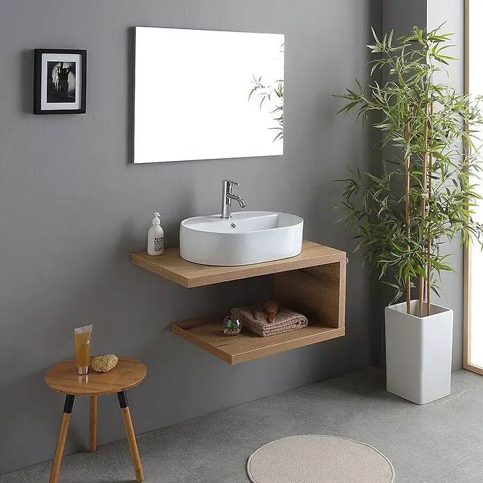 Kiamami Valentina Badmöbel-Set - Braun - Schwebender Badezimmerschrank aus hellem Holz mit ovalem weißen Aufsatzwaschbecken, Wasserhahn und integriertem Regal.