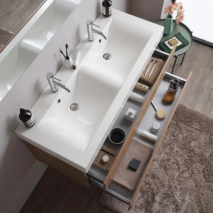 Kiamami Valentina Badmöbel-Set - Braun - Moderner Doppelwaschtisch mit weißen Keramikbecken und offenen Holzschubladen zur Badorganisation.