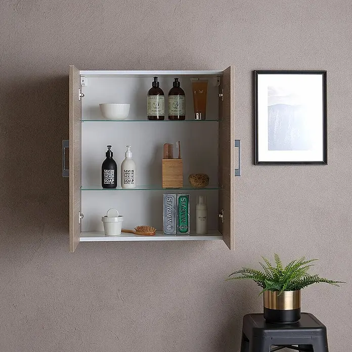 Kiamami Valentina Badmöbel-Set - Holz mittel - Offener wandmontierter Badezimmerschrank mit heller Holzoptik, weißem Interieur und Glasböden, gefüllt mit Toilettenartikeln.