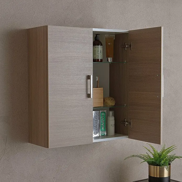 Kiamami Valentina Badmöbel-Set - Holz mittel - Wandhängender Badezimmerschrank mit zwei Türen in heller Holzoptik. Eine offene Tür zeigt Glasböden mit Pflegeprodukten.