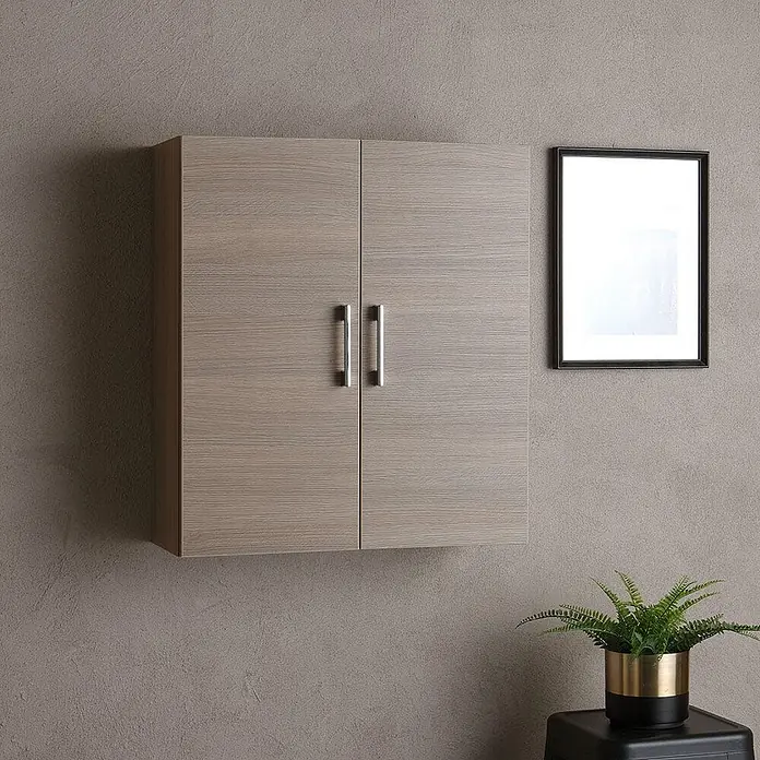 Kiamami Valentina Badmöbel-Set - Holz mittel - Wandhängender Schrank mit zwei hellen Holztüren und Metallgriffen.