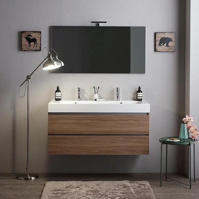 Kiamami Valentina Badmöbel-Set - Braun - Schwebender Doppelwaschtisch mit Holzschubladen und weißer Arbeitsplatte, zwei integrierten Waschbecken und Chromarmaturen.