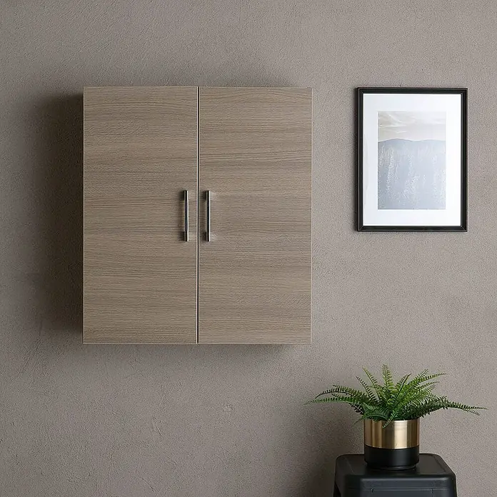 Kiamami Valentina Badmöbel-Set - Holz mittel - Heller Wandschrank in Holzoptik mit zwei Türen und silbernen Griffen.