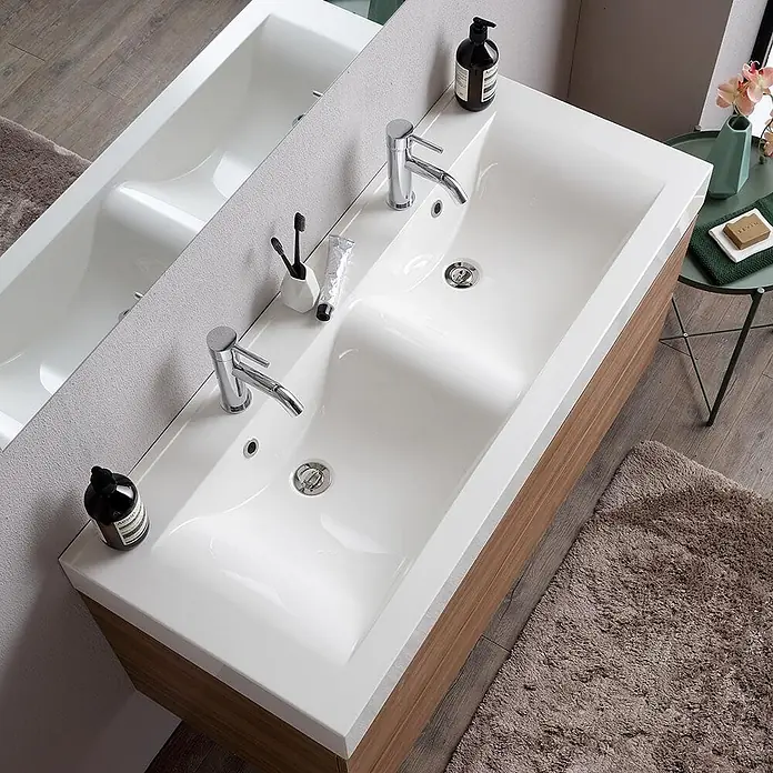 Kiamami Valentina Badmöbel-Set - Braun - Moderner Doppelwaschtisch mit weißen Becken und Holzoptik-Unterschrank im Badezimmer.