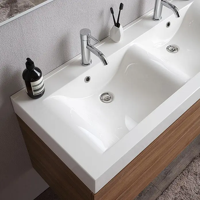 Kiamami Valentina Badmöbel-Set - Braun - Moderne Doppelwaschbecken-Waschtisch mit weißer integrierter Platte und Holzoptik-Schrank, mit Chromarmaturen.