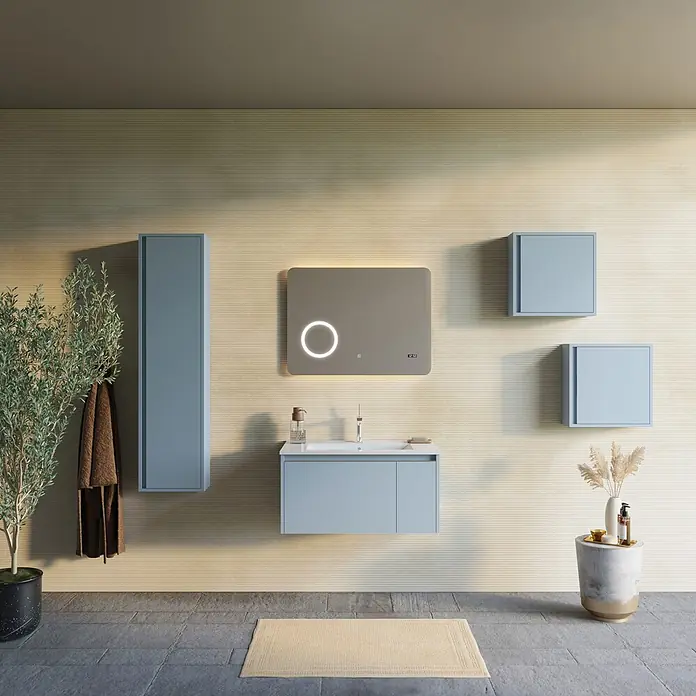 Kiamami Valentina Badmöbel-Set - Hellblau - Moderne hellblaue Badmöbel mit integriertem weißen Waschbecken, beleuchtetem Spiegel und passenden Wandschränken in einem stilvollen Bad.