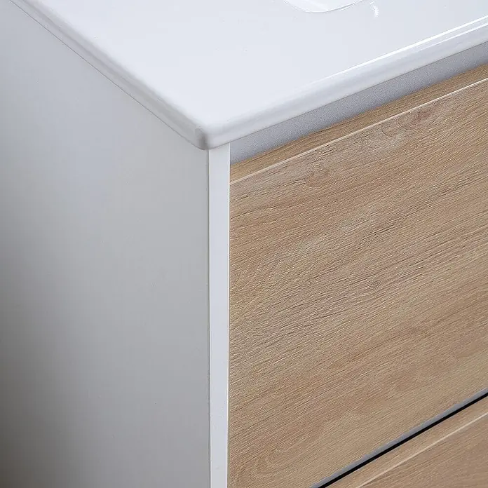 Kiamami Valentina Badmöbel-Set - Helles Holz - Weißer Schrank mit hellen Holzmaserung-Schubladen und weißer Oberfläche.