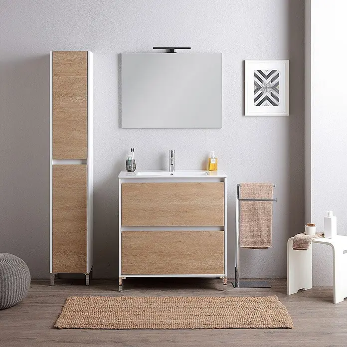 Kiamami Valentina Badmöbel-Set - Helles Holz - Modernes Badmöbel-Set mit Waschtischunterschrank und Hochschrank in heller Holzoptik und weißen Rahmen.