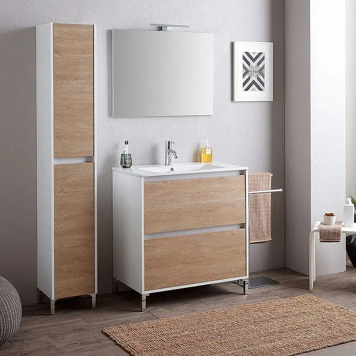 Kiamami Valentina Badmöbel-Set - Helles Holz - Weißer Badwaschtisch mit integriertem Waschbecken und Hochschrank, beide mit heller Holzoptik und Chromfüßen.