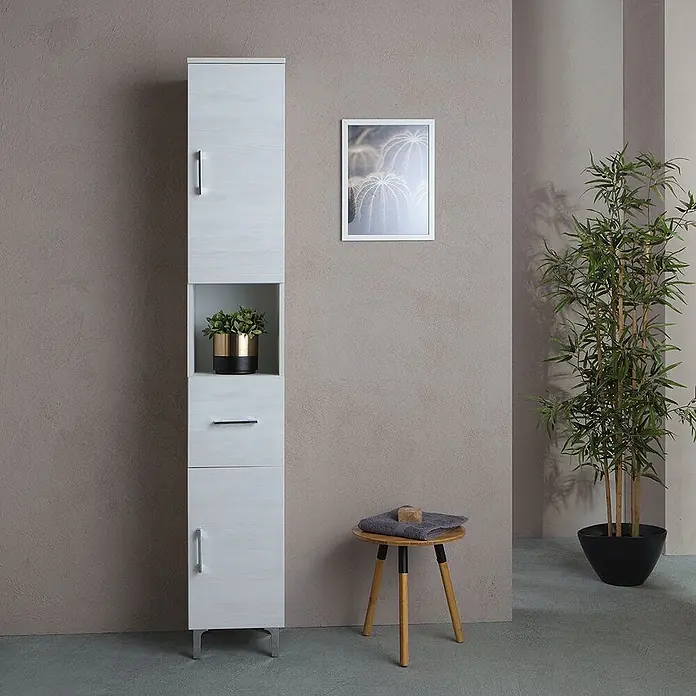 Kiamami Valentina Badmöbel-Set - Helles Holz - Hoher, schmaler Schrank aus hellem Holz für Bad, mit offener Ablage, Schublade und Tür, in modernem Badezimmer.