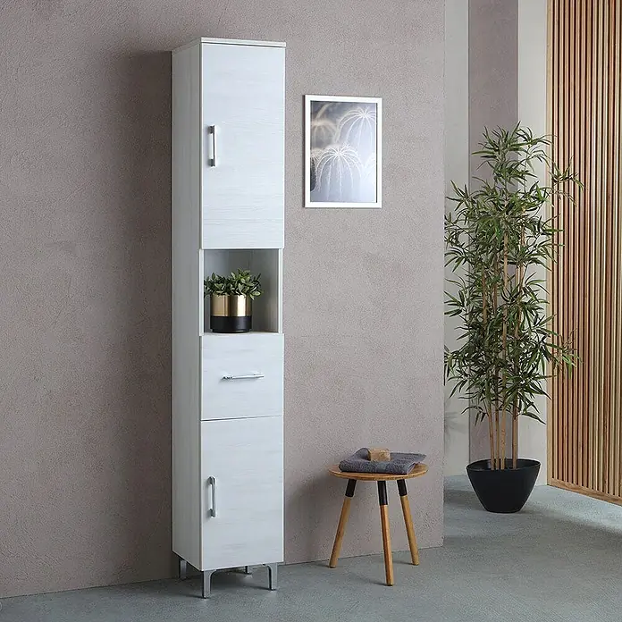 Kiamami Valentina Badmöbel-Set - Helles Holz - Hoher weißer Stauraumschrank mit offenem Fach, einer Schublade und zwei Türen, in modernem Badezimmer.