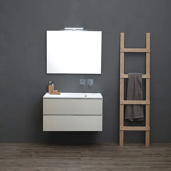 Kiamami Valentina Badmöbel-Set - Grau - Moderner Waschtisch in Hellbeige mit weißem Waschbecken und Spiegel in einem Bad mit Handtuchleiter.