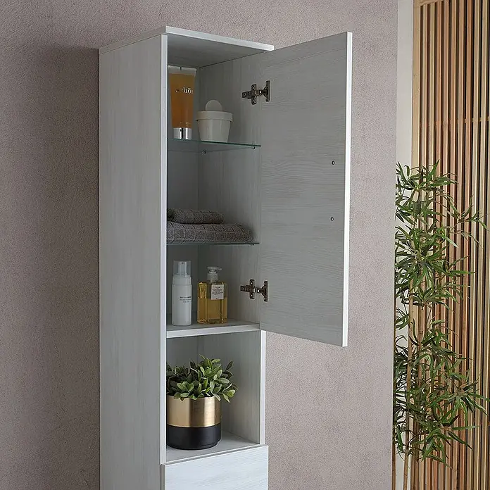 Kiamami Valentina Badmöbel-Set - Helles Holz - Heller Badschrank in Holzoptik mit offener Tür, Glasböden für Toilettenartikel und Handtücher, sowie einer Pflanze.