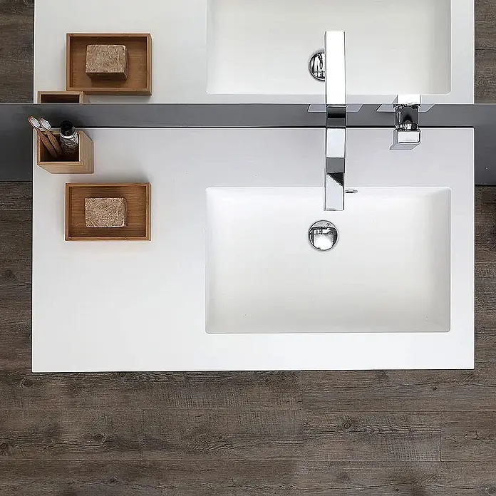 Kiamami Valentina Badmöbel-Set - Grau - Moderne weiße Doppelwaschtischanlage mit rechteckigen Waschbecken und Chromarmaturen. Bambus-Accessoires sind auf der Arbeitsplatte platziert.