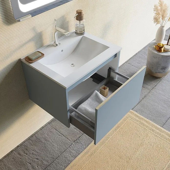 Kiamami Valentina Badmöbel-Set - Hellblau - Hellblauer wandmontierter Badschrank mit weißem integriertem Waschbecken, offene Schublade zeigt Stauraum für Handtücher.