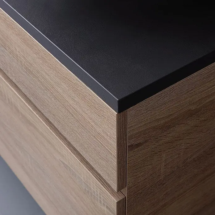 Kiamami Valentina Badmöbel-Set - Helles Holz - Heller Holzschrank mit dunkler, strukturierter Oberfläche.
