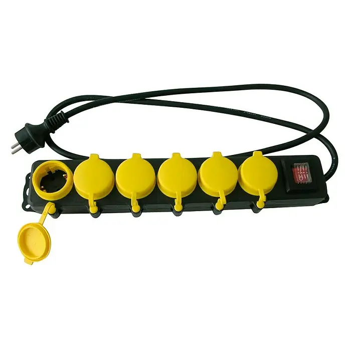 Eurobric 2000 Base de enchufe múltiple estanca - Negro, Longitud del cable: 1,5 m, Con interruptor - Una regleta negra con seis tapas protectoras amarillas y un cable negro, ideal para uso exterior y obras.