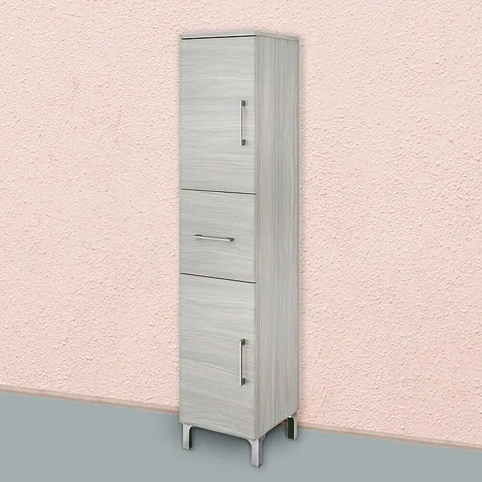 Kiamami Valentina Badmöbel-Set - Grau - Heller, schmaler Hochschrank in Holzoptik mit einer Tür oben, zwei Schubladen und einer Tür unten, mit silbernen Griffen und Füßen.