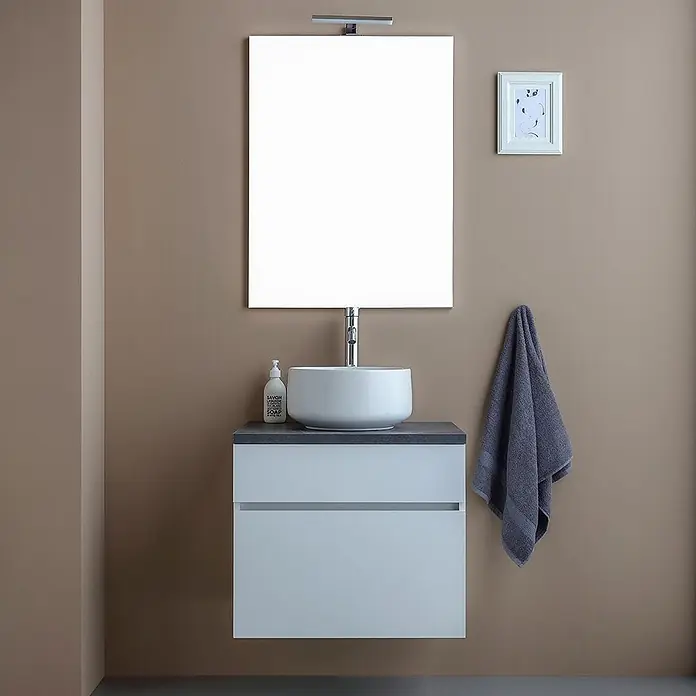 Kiamami Valentina Badmöbel-Set - Weiß - Moderne hellgraue Wandwaschtisch-Kombination mit dunkler Platte, weißem Aufsatzwaschbecken und großem Spiegel mit Chromlampe.