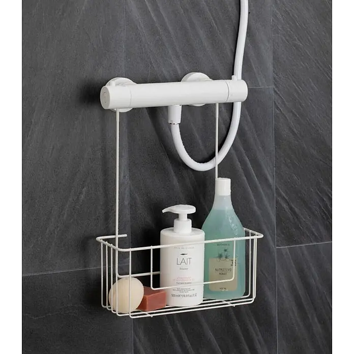 Tatay Cesta de baño Air - 28 x 12,5 x 39 cm, Acero, Blanco - Cesta de ducha de alambre blanco colgando de una barra de ducha, con champú, acondicionador y jabones sobre azulejos oscuros.